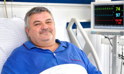 Šezdesetogodišnji muškarac leži u bolničkom krevetu uz monitor koji prikazuje krvni tlak i ostale vitalne znakove.