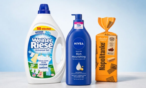 Gel za pranje rublja Weißer Riese, Nivea mlijeko za tijelo i Kraš Napolitanke na svijetloj studijskoj pozadini.