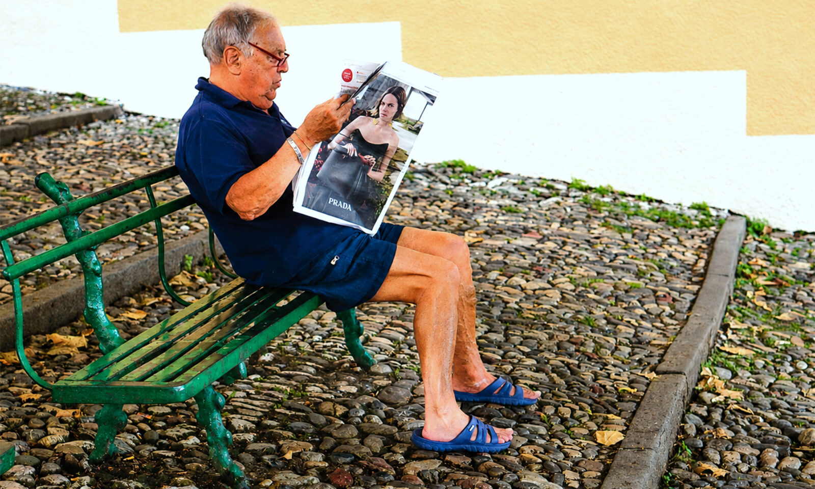 Stariji muškarac čita novine.
