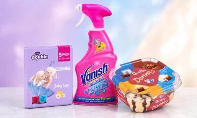 Pakiranje Violeta Double Care vlažnih maramica, ružičasti Vanish Oxi Action odstranjivač mrlja i kutija sladoleda Quattro Dorina na svijetloj pastelnoj pozadini.