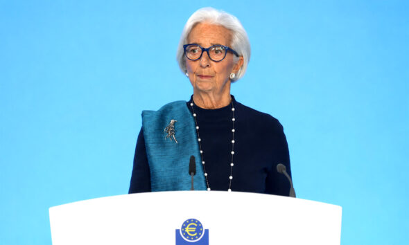 Christine Lagarde za govornicom Europske središnje banke tijekom konferencije za novinare.