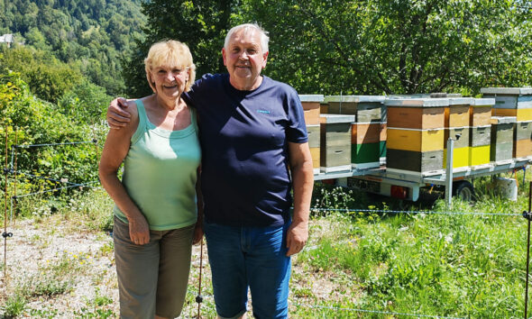 Mira i Antun Malnar iz Čabra uz svoj pčelinjak. U mirovini su razvili OPG s 60 košnica i proizvodnjom goranskog meduna.