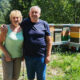Mira i Antun Malnar iz Čabra uz svoj pčelinjak. U mirovini su razvili OPG s 60 košnica i proizvodnjom goranskog meduna.