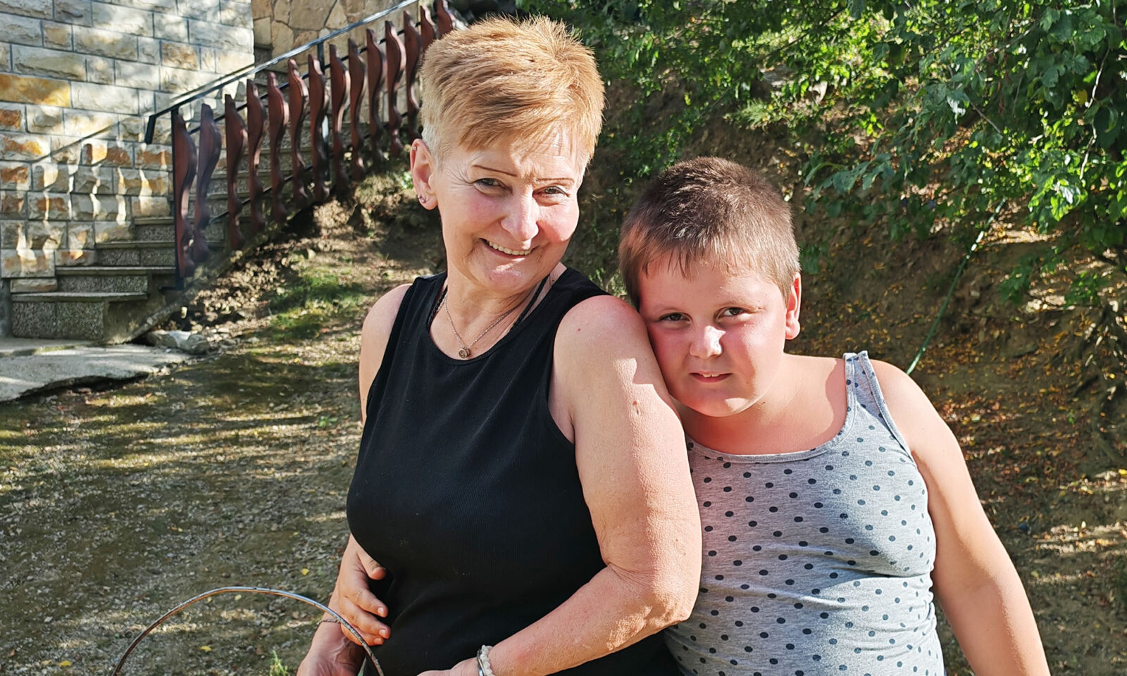 Marina Janeš i unuk Antonio na imanju u Gorskom kotaru.