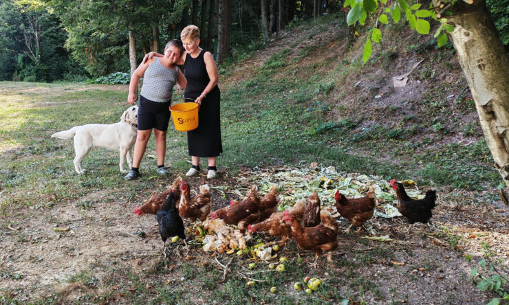 Marina Janeš i unuk Antonio hrane kokice na imanju u Gorskom kotaru.
