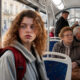Mlada žena u zagrebačkom tramvaju okružena starijim putnicima.