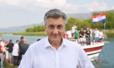Andrej Plenković tijekom boravka u Metkoviću u povodu održavanja Maratona lađa na Neretvi.