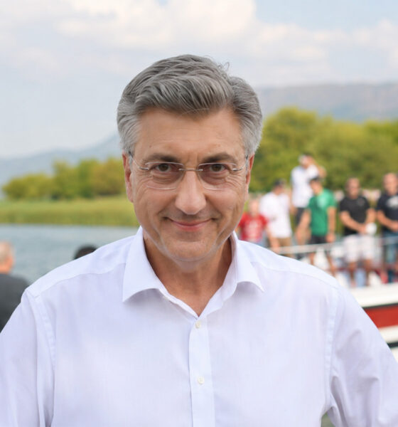 Andrej Plenković tijekom boravka u Metkoviću u povodu održavanja Maratona lađa na Neretvi.