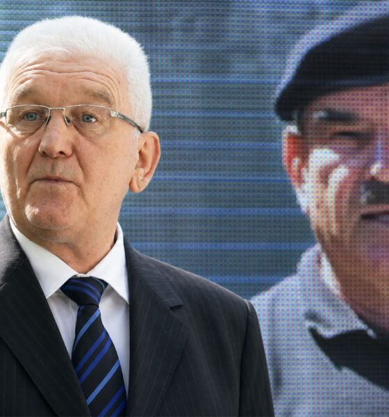 Milivoj Špika u prvom planu, dok se iza njega na velikom ekranu vidi Marko Skejo u crnoj uniformi i beretki.