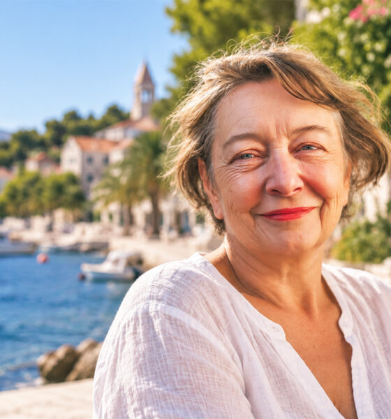Umirovljenica na Braču, uz more i kamene kuće u mediteranskom ambijentu.