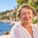 Umirovljenica na Braču, uz more i kamene kuće u mediteranskom ambijentu.