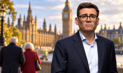 Britanski premijer Andy Burnham ispred londonskog parlamenta, sa starijim parom u pozadini.