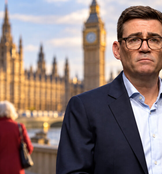 Britanski premijer Andy Burnham ispred londonskog parlamenta, sa starijim parom u pozadini.