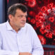 Epidemiolog Bernard Kaić ispred zaslona s prikazom virusa i strukture RNK.
