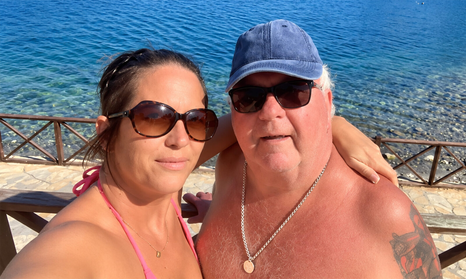 Danielle Sheard (38) i njezin partner Bob (73) na odmoru uz more, par koji dijeli 35 godina razlike.