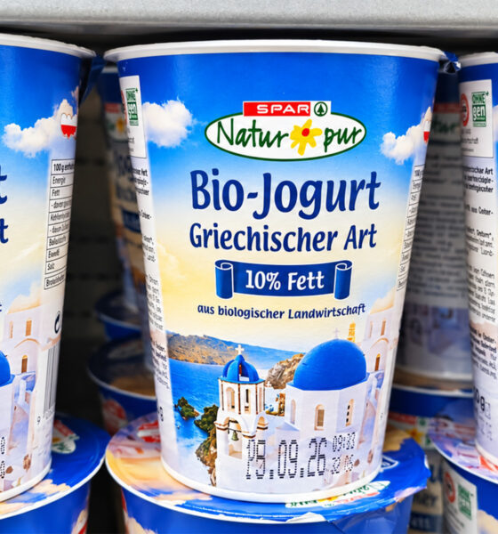 Plastične čašice grčkog jogurta na polici u trgovini.