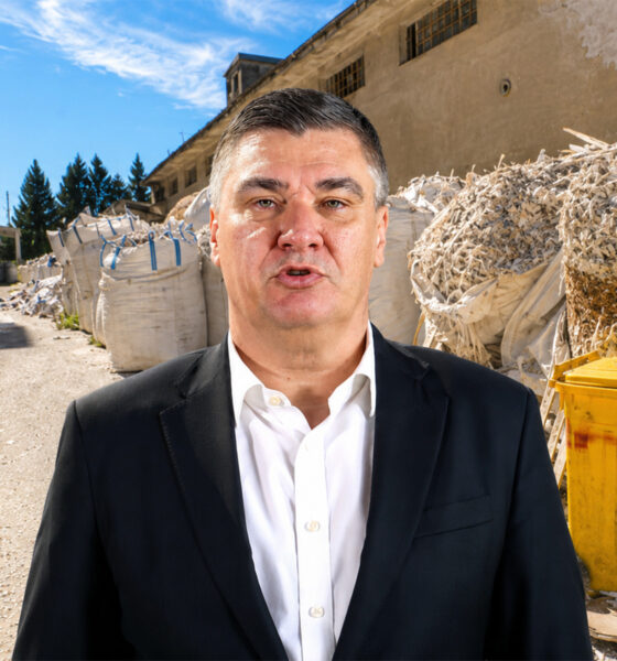 Zoran Milanović ispred prizora odloženog otpada u Gospiću, uz velike vreće s otpadnim materijalom i industrijske objekte u pozadini.