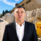 Zoran Milanović ispred prizora odloženog otpada u Gospiću, uz velike vreće s otpadnim materijalom i industrijske objekte u pozadini.