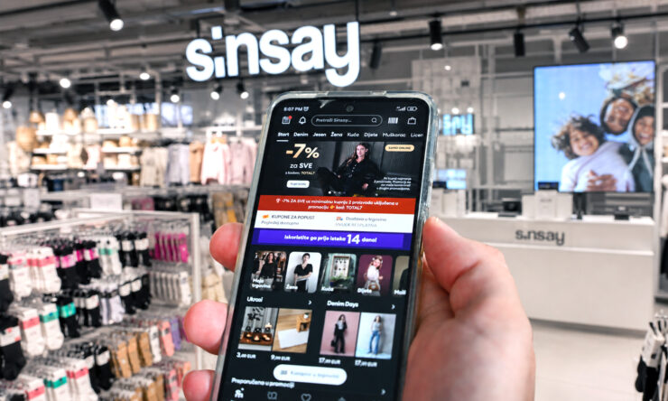 Kupac u trgovini Sinsay na mobitelu pregledava aktualne online popuste i ponude.