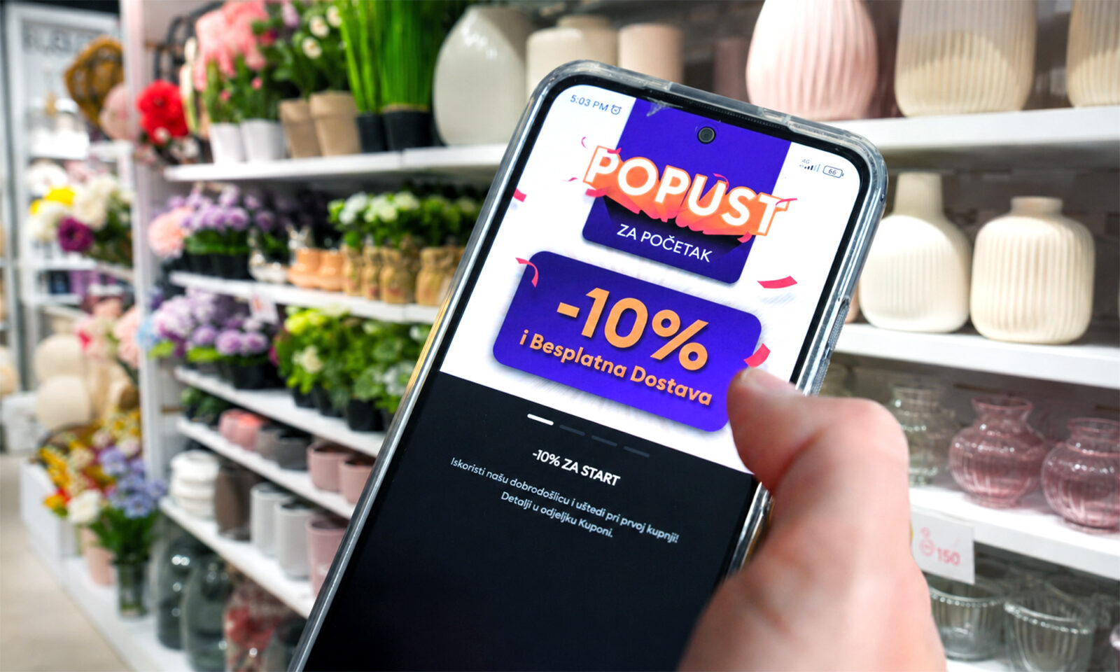 Kupac u trgovini Sinsay na mobitelu pregledava aktualne online popuste i ponude.