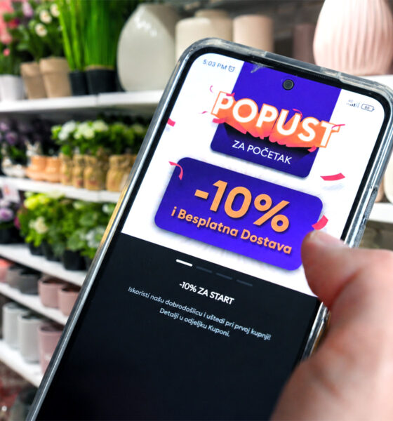 Kupac u trgovini Sinsay na mobitelu pregledava aktualne online popuste i ponude.