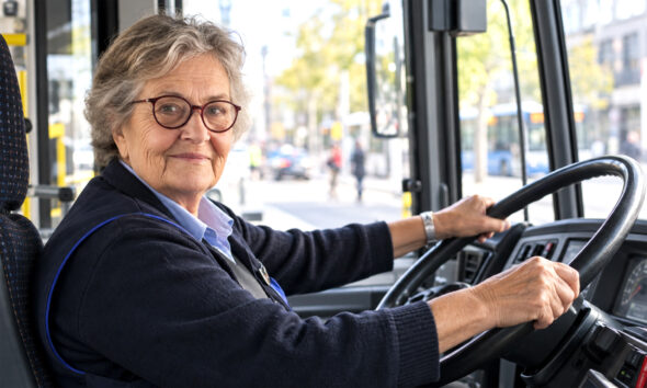 Starija vozačica autobusa za volanom tijekom radnog dana.