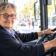 Starija vozačica autobusa za volanom tijekom radnog dana.