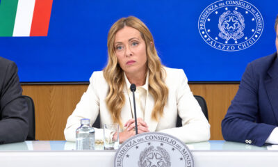 Talijanska premijerka Giorgia Meloni u bijelom sakou za govornicom na konferenciji za novinare u palači Chigi.