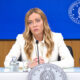 Talijanska premijerka Giorgia Meloni u bijelom sakou za govornicom na konferenciji za novinare u palači Chigi.