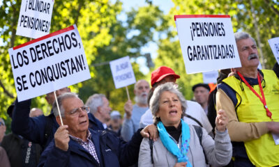 Umirovljenici na prosvjedu u Madridu nose transparente kojima traže zajamčene mirovine i zaštitu svojih prava.