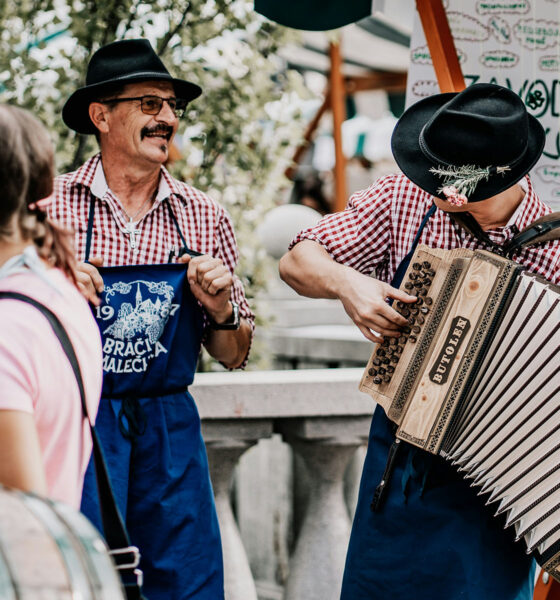 Slovenci uživaju u pivu i sviraju harmoniku.
