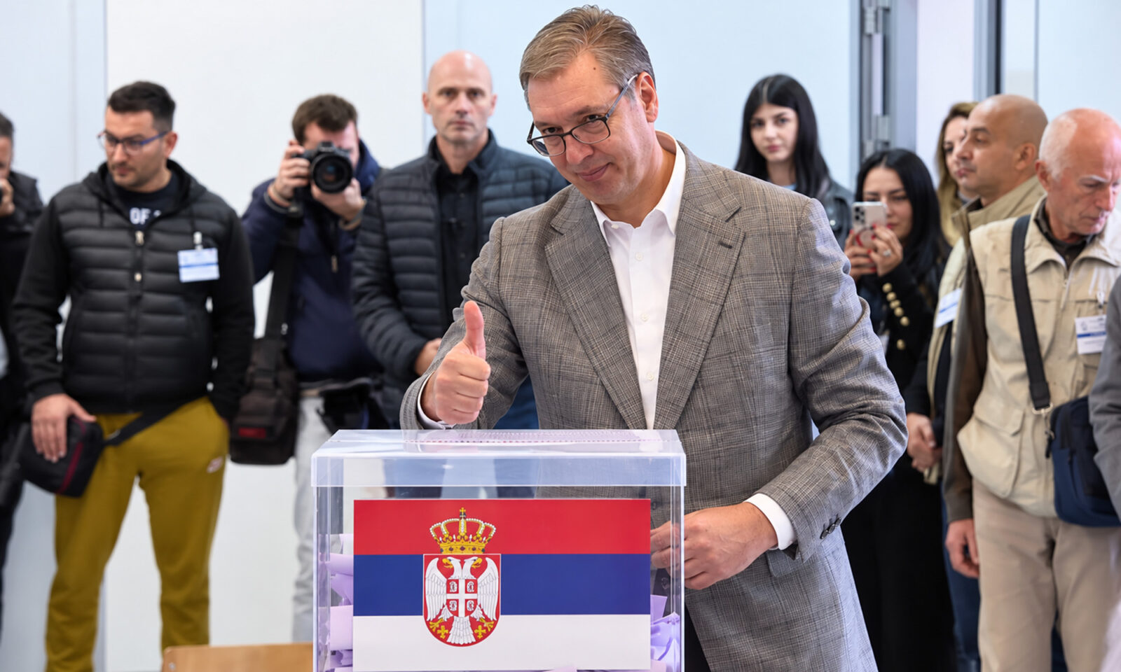 Aleksandar Vučić pred biračkom kutijom u Beogradu.