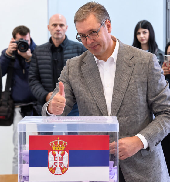 Aleksandar Vučić pred biračkom kutijom u Beogradu.