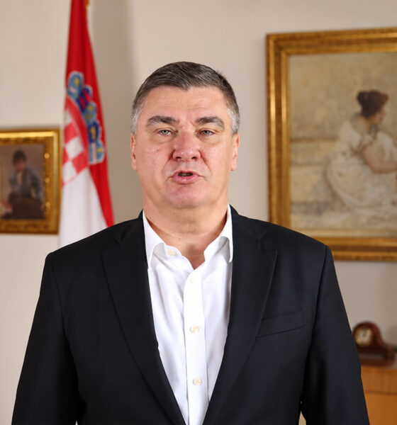 Zoran Milanović u tamnom sakou i bijeloj košulji, uz zlatne balone s brojem 60 u rođendanskoj pozadini.